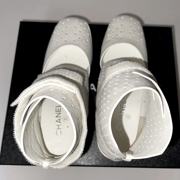 AUTHENTIC CHANEL 17S PERFORATED SUEDE WHITE SHORT BOOT $1125 42EU/12US - Picture 4 of 11
